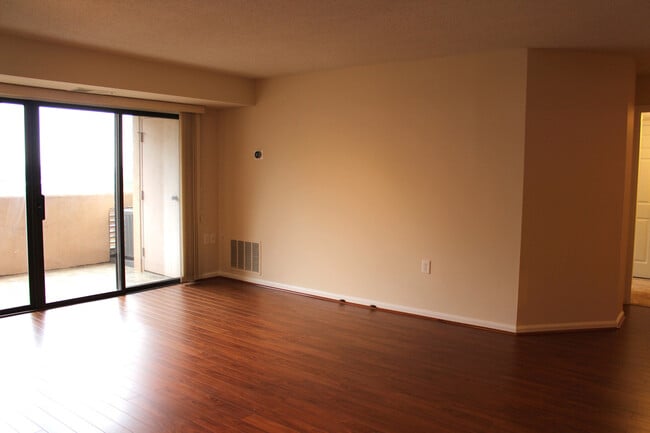 Building Photo - 1301 N Courthouse Rd