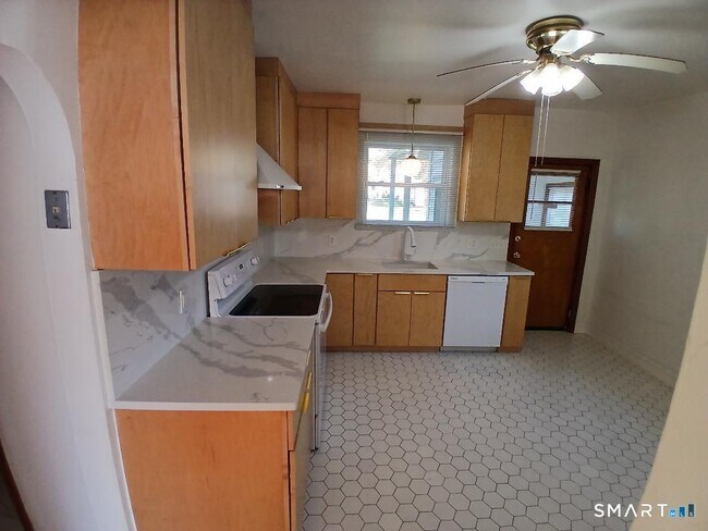 Building Photo - 16 Church St