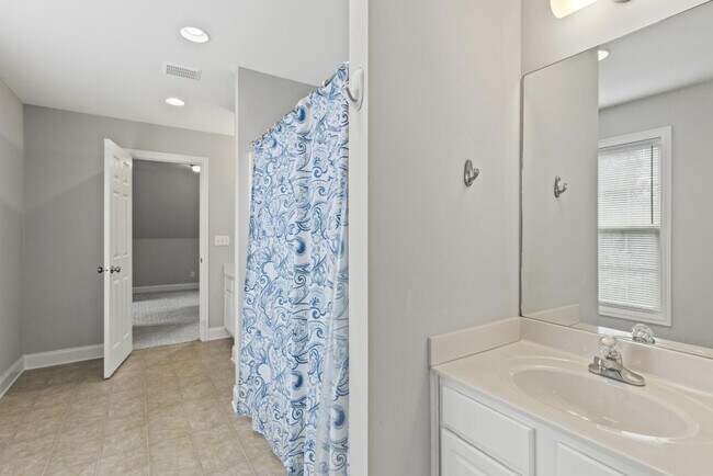 Building Photo - 2505 Eastway Dr