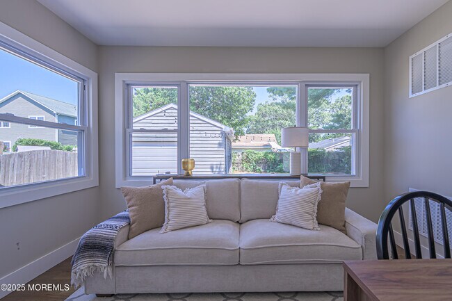Building Photo - 472 Pinecroft Dr