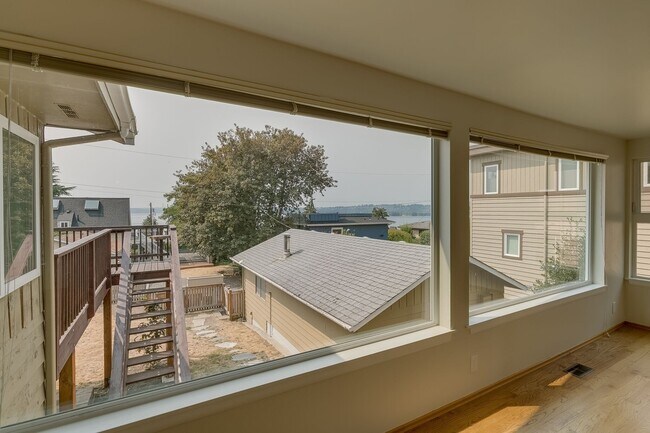 Building Photo - Water View Kirkland home West of Market st...