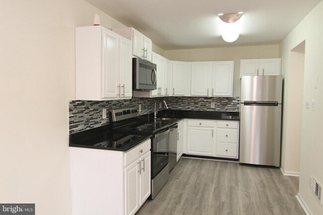 Building Photo - 9008 Sandalwood Dr