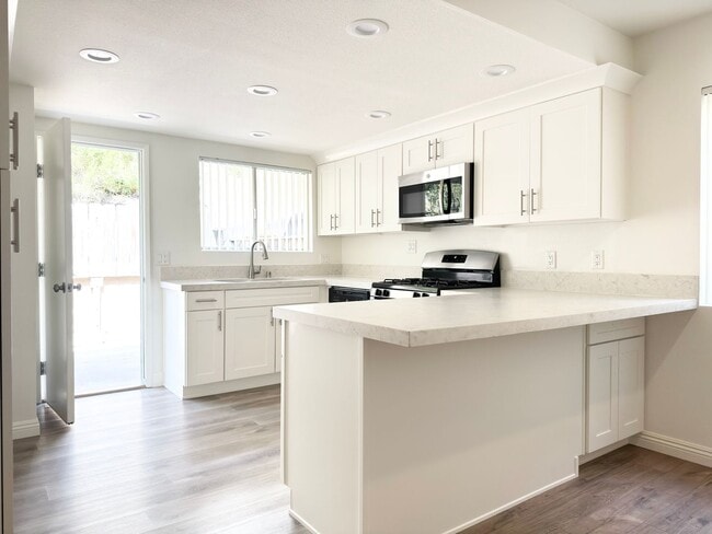 Building Photo - Spacious Townhome in Fire Mtn. w/ Attached Garage!