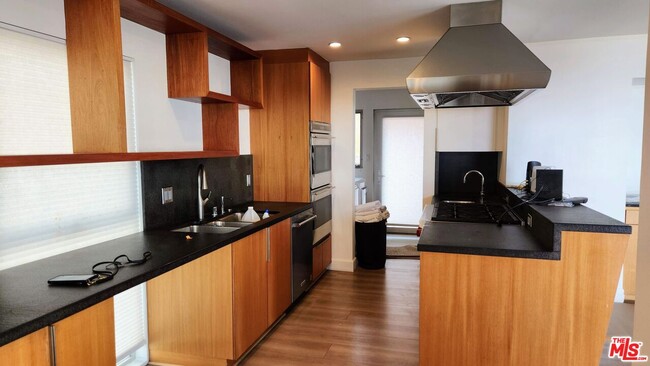 Building Photo - 7008 Vista Del Mar Ln