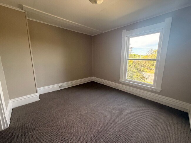 Building Photo - Two Bedroom Upper Apartment in Walker!