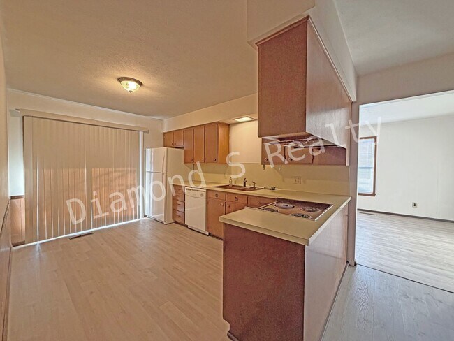 Building Photo - Cute 2 bedroom Duplex Unit Available Now!