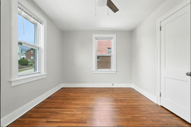 Building Photo - "Charming 3-Bed Retreat with Gleaming Hardwood Floors on Beacon Hill Avenue!"