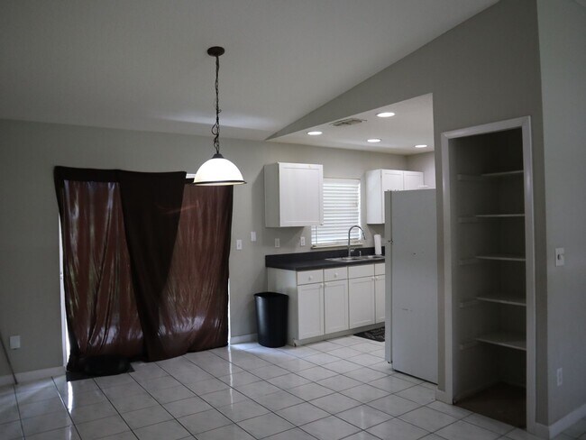 Building Photo - Cute 3 bedroom 2 bath 1 Car Garage  $1`650.00 Call Carole Arcaro 386-216-4900 Deltona Lakes Realty