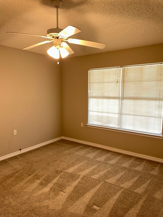 Building Photo - Cute 2/2 with garage and a nice size Flori...