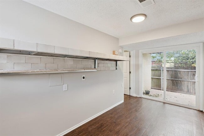 Building Photo - 645 Redstone Ave