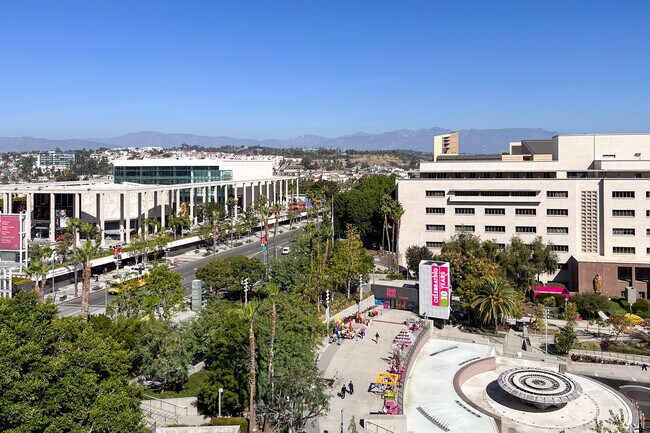 Building Photo - 612 Flower St