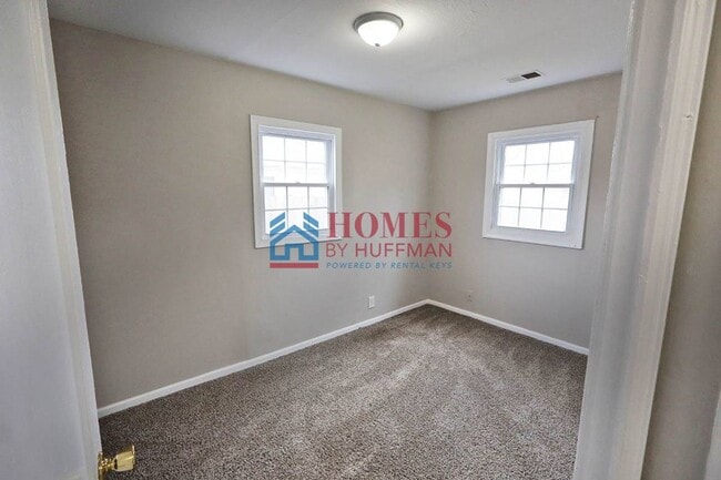 Building Photo - Two Bedroom House