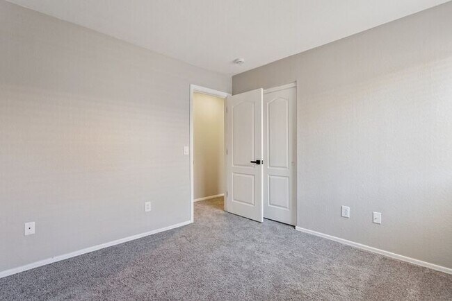 Building Photo - Nice 3 bedroom 2 bath