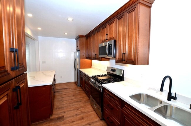 Building Photo - 4Bedroom 3.5 Bathrooms single family home