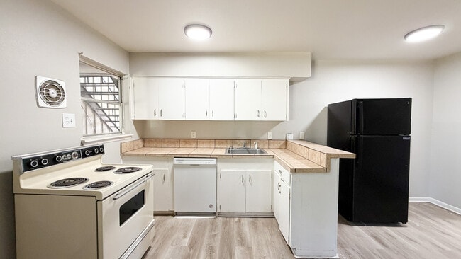 Building Photo - Kentwood Apartments