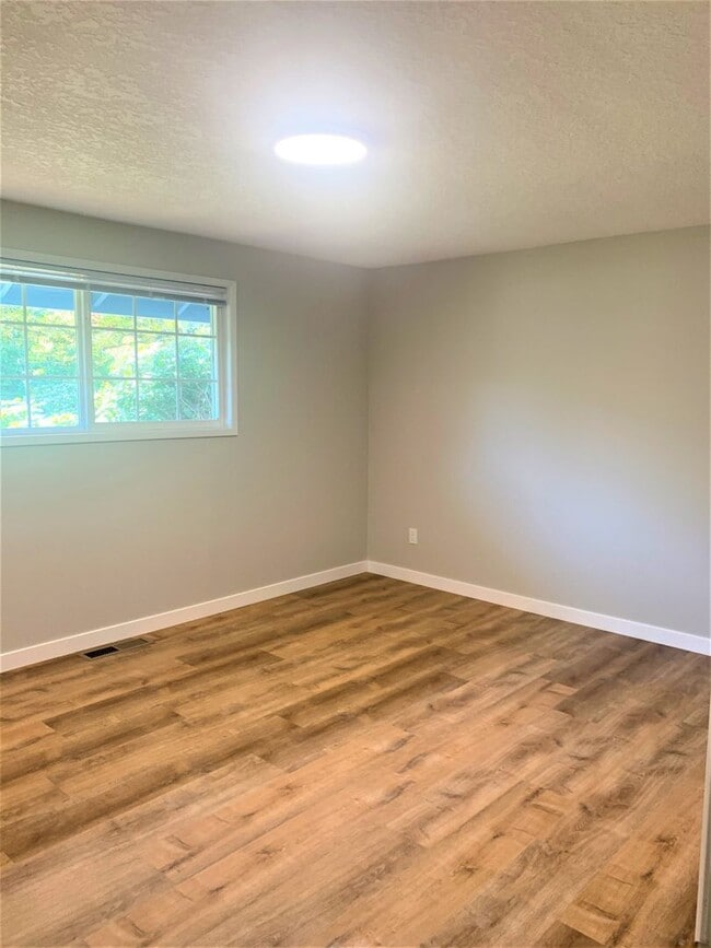 Building Photo - Desirable Cascade Park Location with Many ...