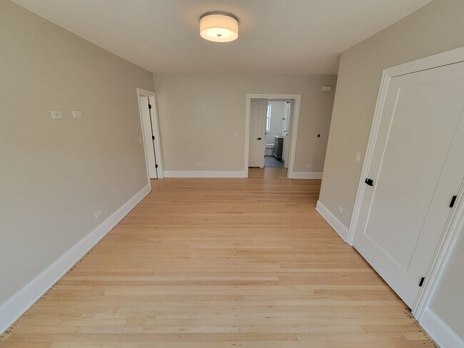 Building Photo - 6418 N Richmond St