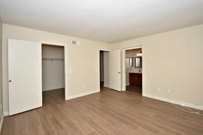 Building Photo - Updated 2Bed, 2Bath Home in Vista!