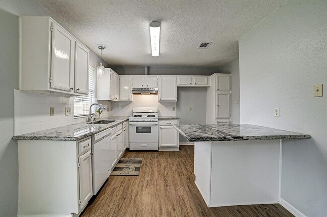 Building Photo - 2615 Lively Ln
