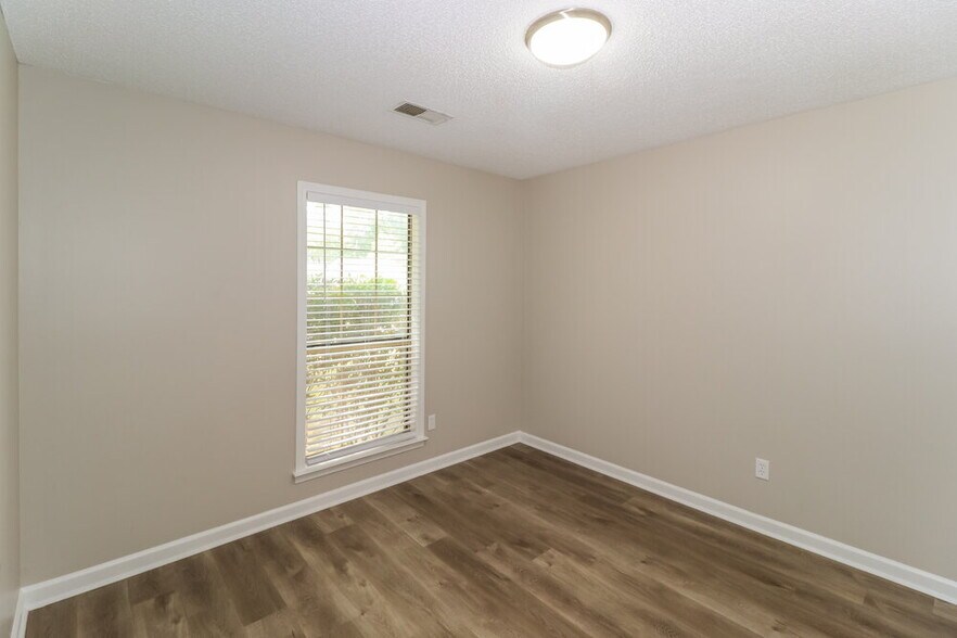 Building Photo - 2696 Mendota Cove