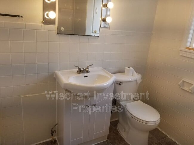 Building Photo - 225 W Robb Ave