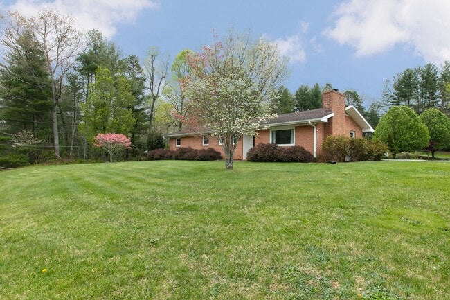 Building Photo - 3BR/2BA Home with Detached Garage – Fletcher, NC