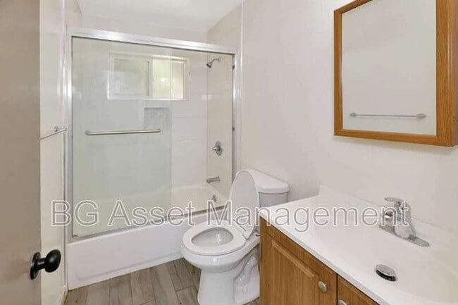 Building Photo - 8049 Greenridge Dr