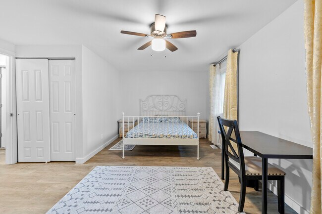 Building Photo - 422 Gainsborough Ct