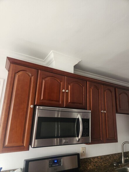 Building Photo - 767 W 90th St
