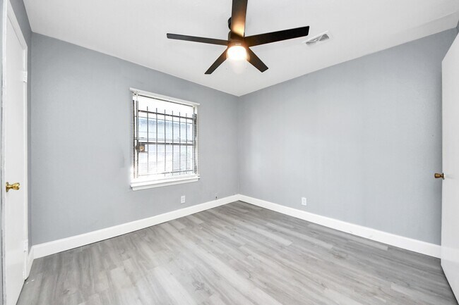 Building Photo - 5606 Elmlawn Dr