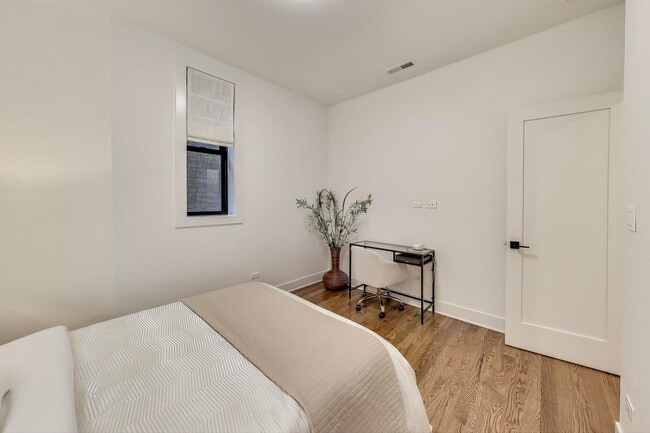 Building Photo - 650 W Wrightwood Ave