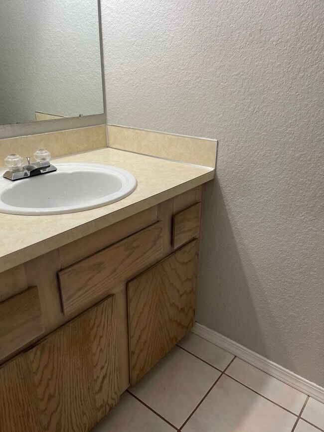 Building Photo - Roomy Lynnwood Townhouse-Style Condo With Upgrades