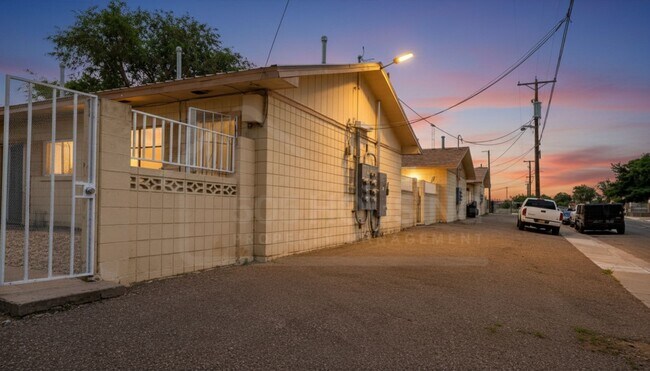 Building Photo - Large Move-In Ready Studio Apartment Near Kirtland AFB