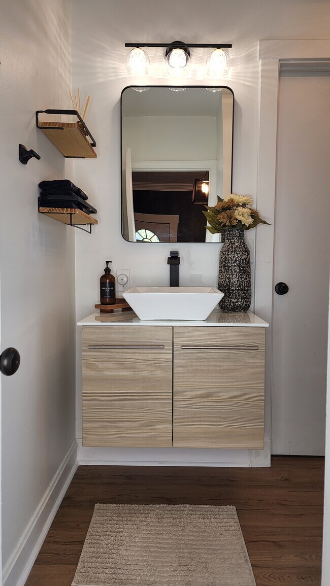 Building Photo - 528 University Ave