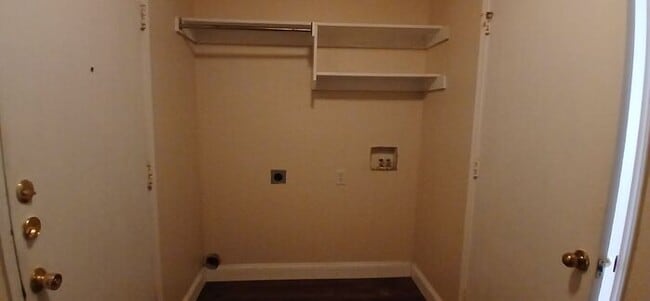 Building Photo - Summerfields Beauty: Oversized Kitchen + Flex 4th Bedroom