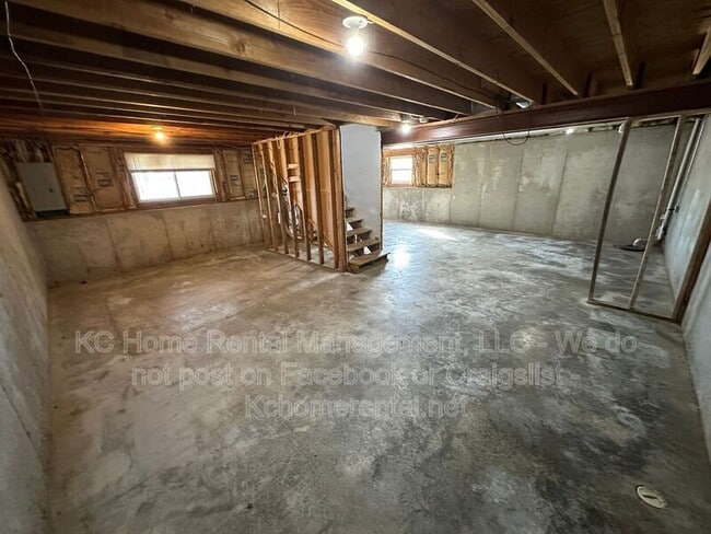 Building Photo - 817 NE Independence Ct