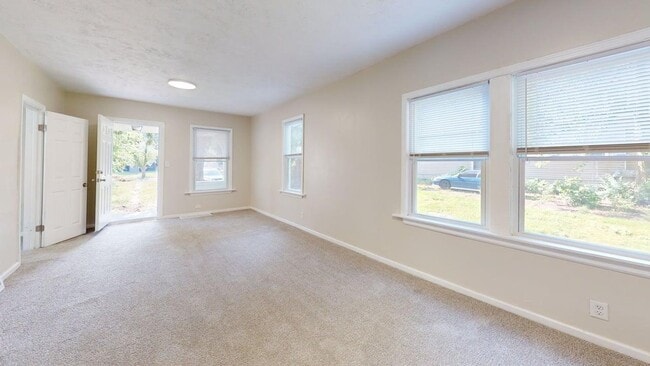 Building Photo - 3-Bedroom / 1.5 bath Single-Family Home