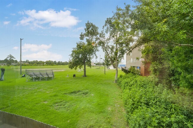 Building Photo - 750 Redwing Park Dr