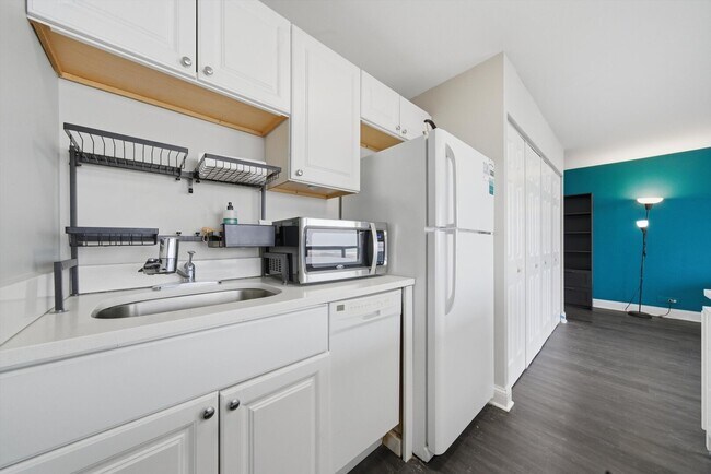 Building Photo - 4343 N Clarendon Ave