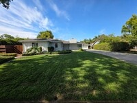 Building Photo - Home located in the heart of the college n...