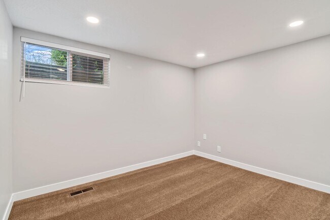 Building Photo - 1159 300 W