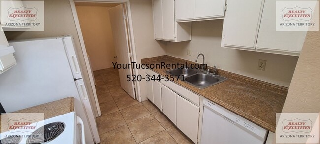 Building Photo - 1st Ave & Limberlost Dr - 2 Beds/ 1.5 Bath...