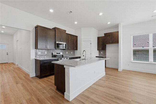 Building Photo - 5109 Vista Ave