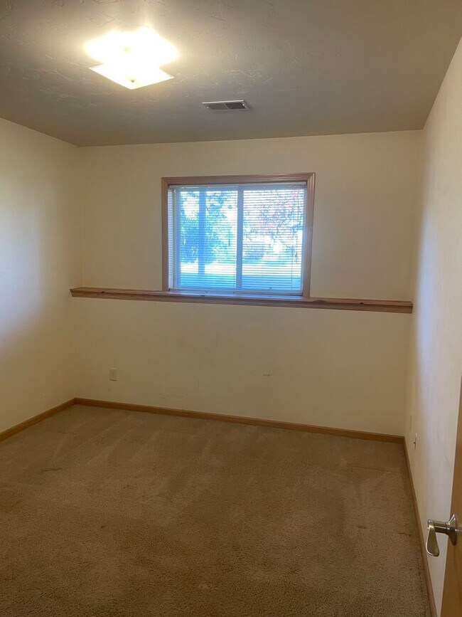 Building Photo - 2930 W Glenpark Dr