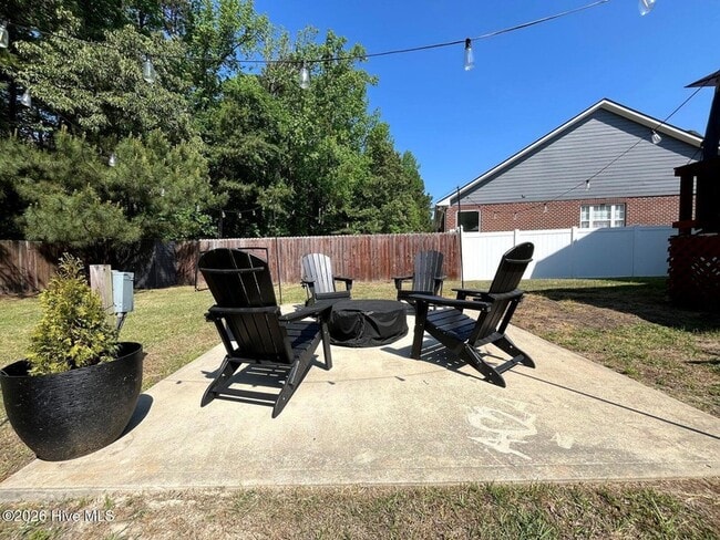 Building Photo - 561 Thorncliff Dr