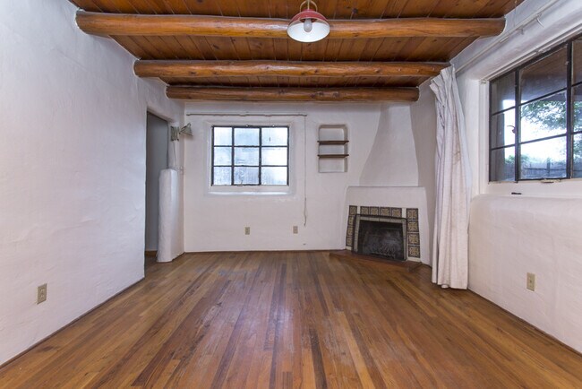 Building Photo - NE 2 Bedroom 1 1/2 Bath