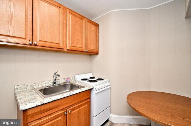 Building Photo - 563 King St