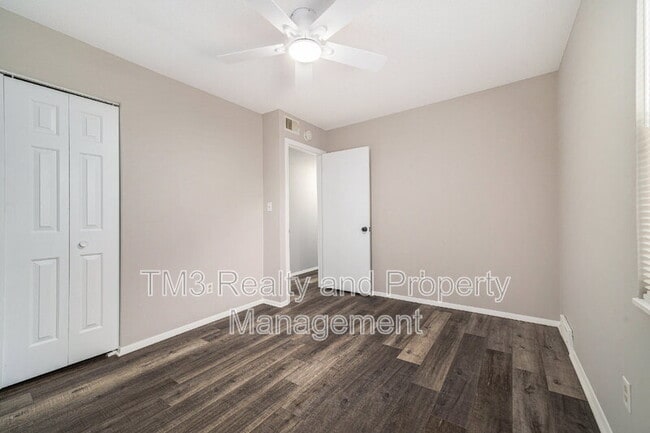 Building Photo - 3731 NE Colonial Dr