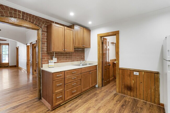 Building Photo - Historic 2 Bed / 1 Bath Townhome near Down...