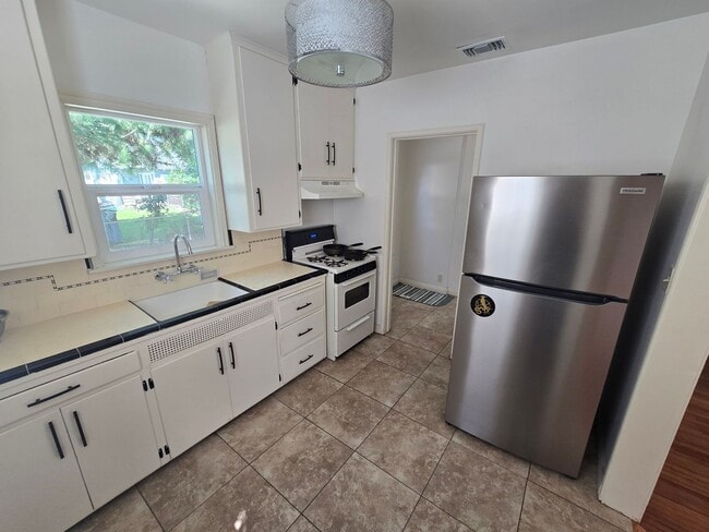 Building Photo - Cozy 1 Bedroom 1 Bath in La Verne